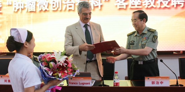 国际冷冻治疗协会荣誉主席弗兰克成为我科客座教授